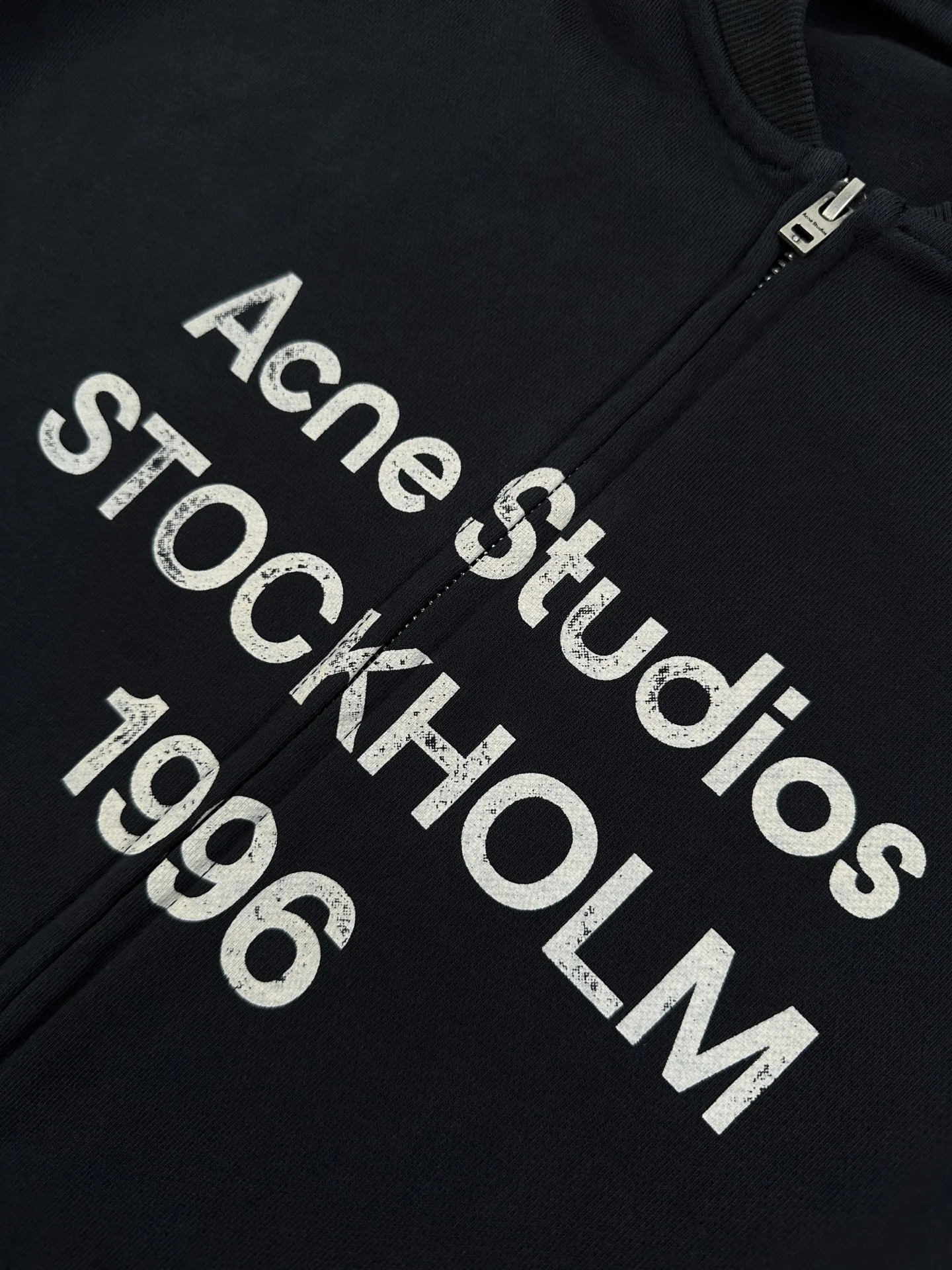 Women's Acn Studios spray-painted distressed logo baseball collar jacket, custom-ordered soft velvet fleece cotton, crisp and smooth, soft and soft against the skin. A charcoal-toned matte black sets the tone, and natural old-fashioned blending enriches the visual hierarchy. It has a calm and cool Nordic luxury temperament. The Acne Studios logo print on the chest serves as the visual focus, highlighting the brand's charm. The natural distressed smudge creates a layered beauty with warmth, the baseball collar zipper sweatshirt silhouette is cut, the loose shoulders weaken the restraint of the shoulder line, and the neat short cut proportion optimizes the waistline, easily creating a superior 37-point figure. The simple letters carry the retro atmosphere and create an effortless casual and fashionable feel. 1 Glue printing uses glue liquid paint to print patterns on fabrics, and bakes the fabric to fix the printed patterns. 2. Gradient distressed spray paint. By spraying dyes of different colors on the surface of the fabric, the clothes can show rich color changes under different lights and increase the visual layering. 3. Positioning and wear-and-tear. Many places on the garment body are regularly positioned and worn manually. Manual brush marks are added to add texture and depth to the surface of the clothing to imitate the texture of natural wear and tear. 4. Enzyme washing treatment: The fabrics have been fermented and washed, so they have a better hand feel and texture, are not easy to deform, shrink or fade, and maintain long-term beauty. Accessories: Customized 1:1 Acne zipper Customized 1:1 Acne trademark Version: Loose version Size: S M L Style number: FF